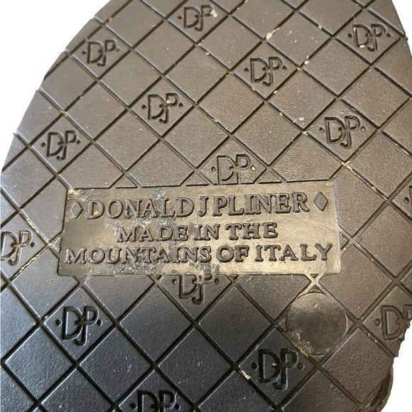 Donald J. Pliner Wedge. Size 7 m - Picture 7 of 7